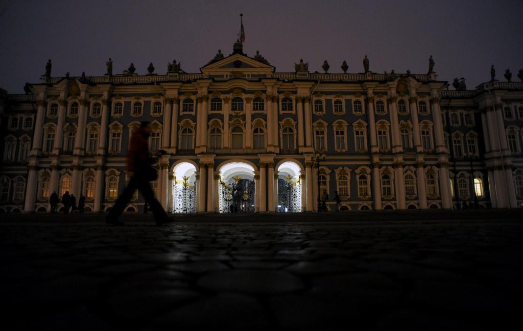 FOTO: Pasaule Zemes stundā izslēdz gaismu