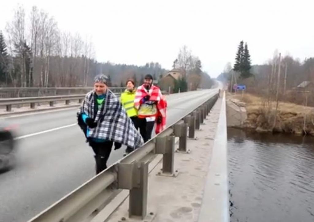 VIDEO: Skrienot un soļojot entuziasti veic 107 km no Rīgas līdz Valmierai