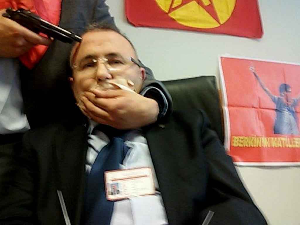 Kreisie ekstrēmisti Turcijā par ķīlnieku sagrābuši prokuroru; policija sāk atbrīvošanas operāciju
