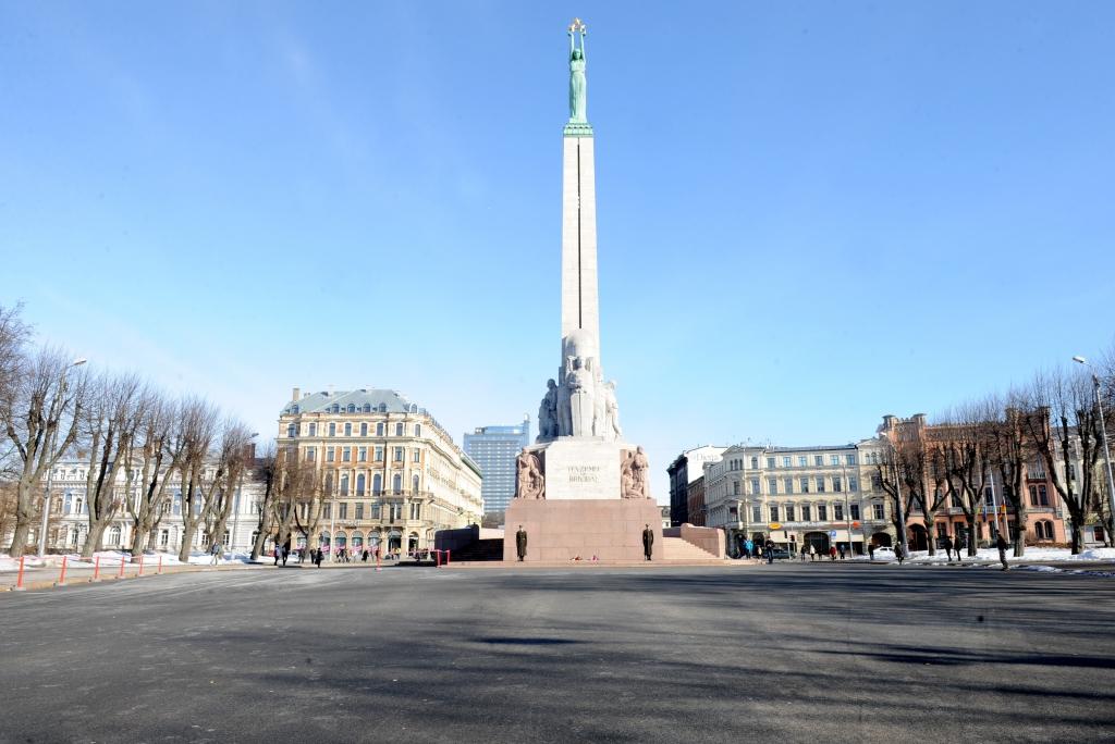 Laukumā pie Brīvības pieminekļa ierīkos vasaras kafejnīcu ☺