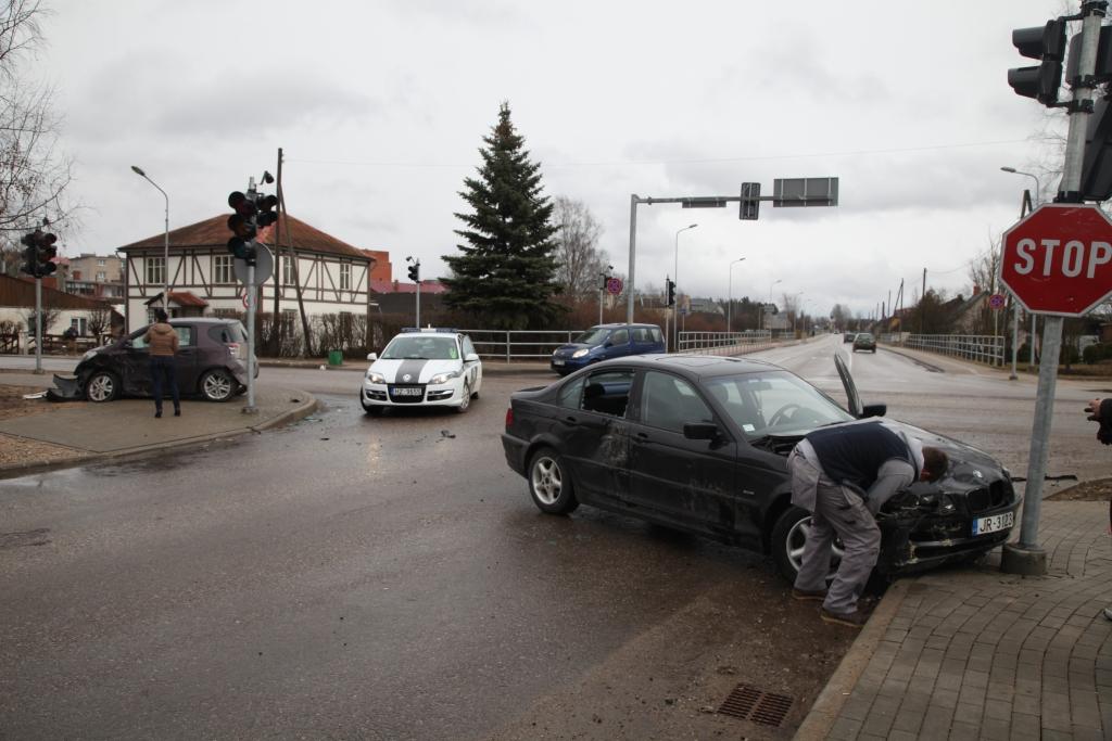 Gulbenes ielu krustojumā notiek autosadursme, ir cietušie (papildināts)