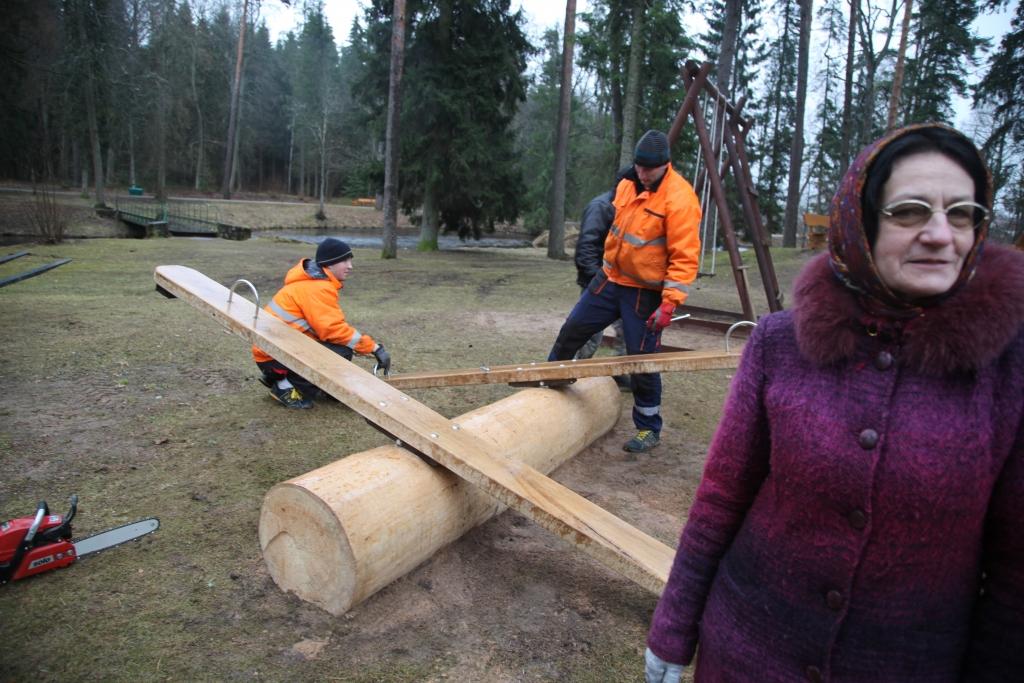 Spārītes parkā uzstāda  jaunas šūpoles