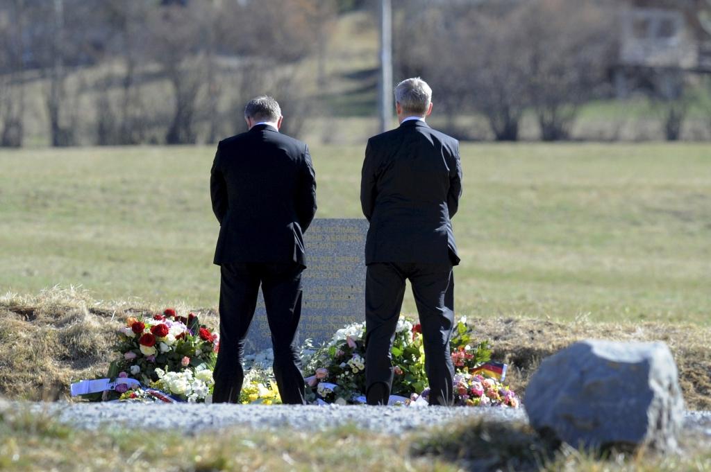 Aviokompāniju šefi Germanwings traģēdijas vietā izvairās no mediju jautājumiem
