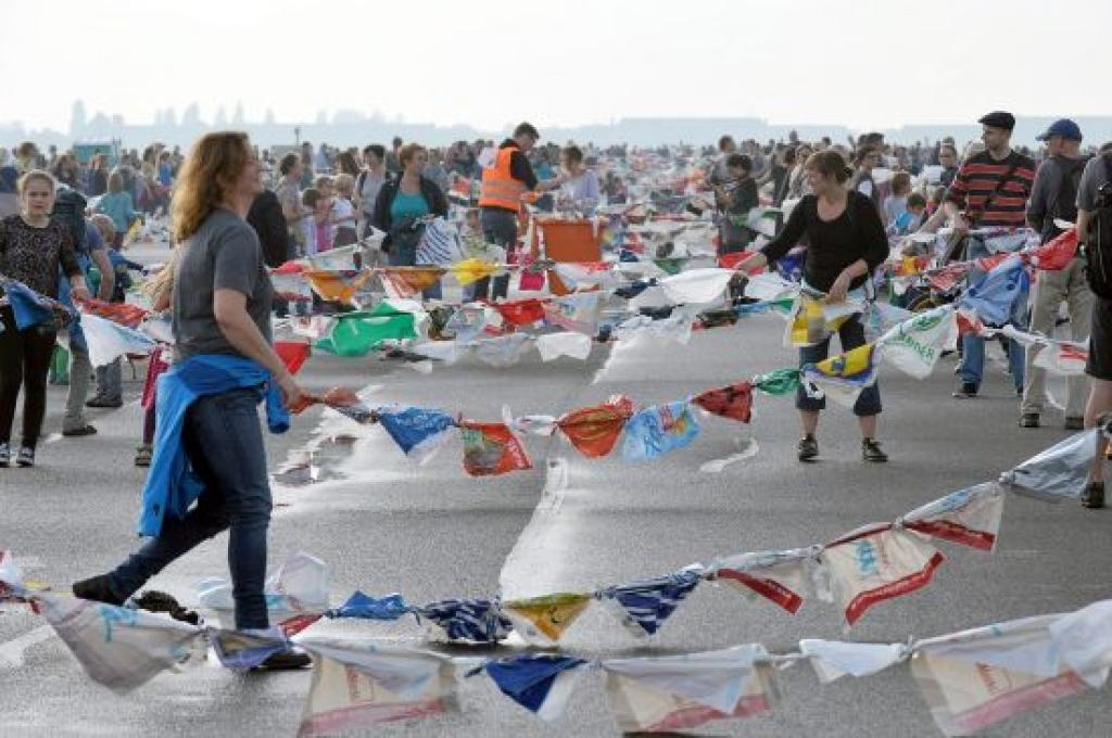 ES pieteiks karu plastmasas maisiņiem