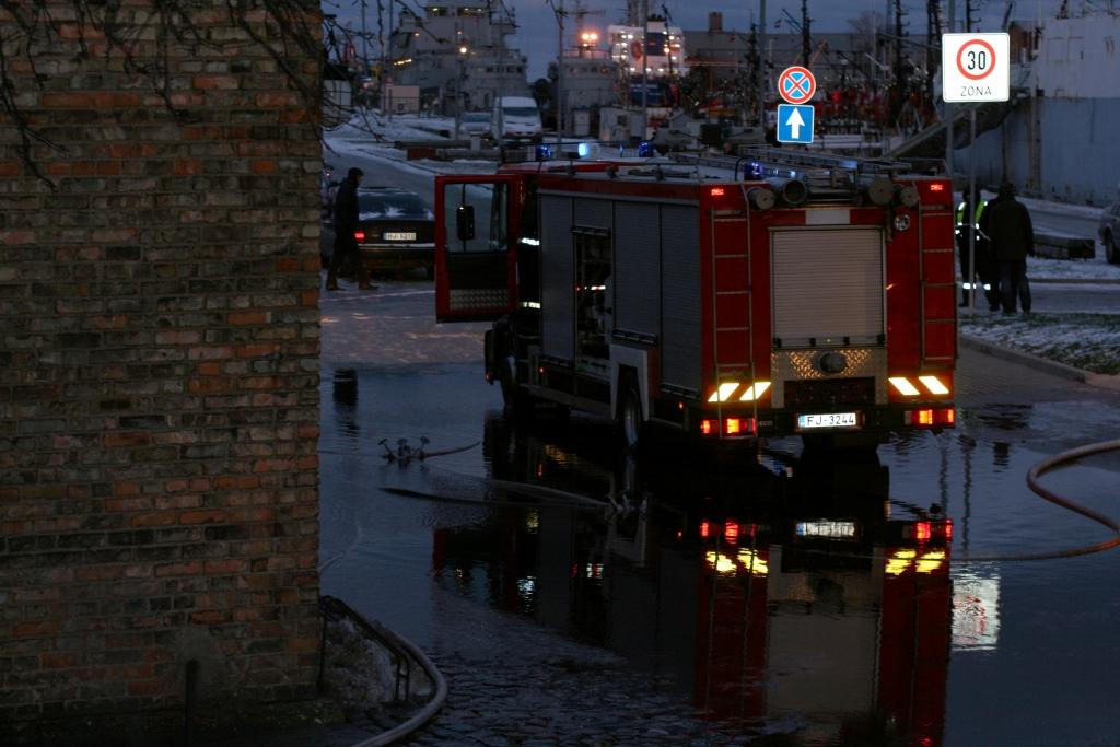 No daudzstāvu dzīvojamās mājās Rīgā ugunsgrēka dēļ evakuē 20 cilvēkus