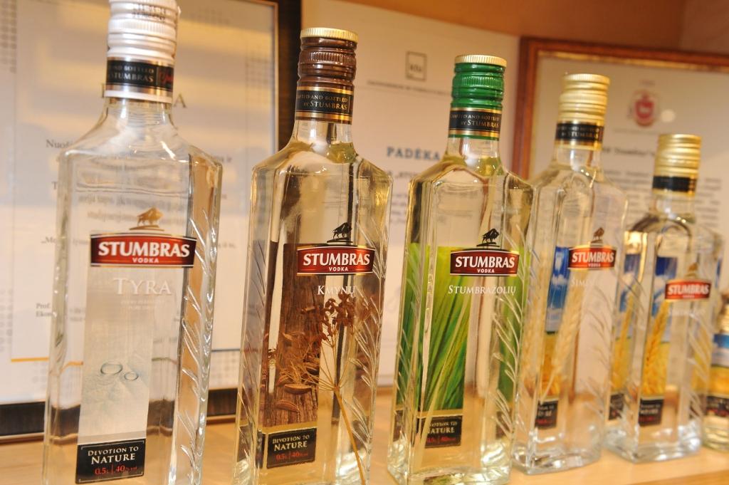 DB viesojas alkoholisko dzērienu ražotāja Stumbras ražotnē