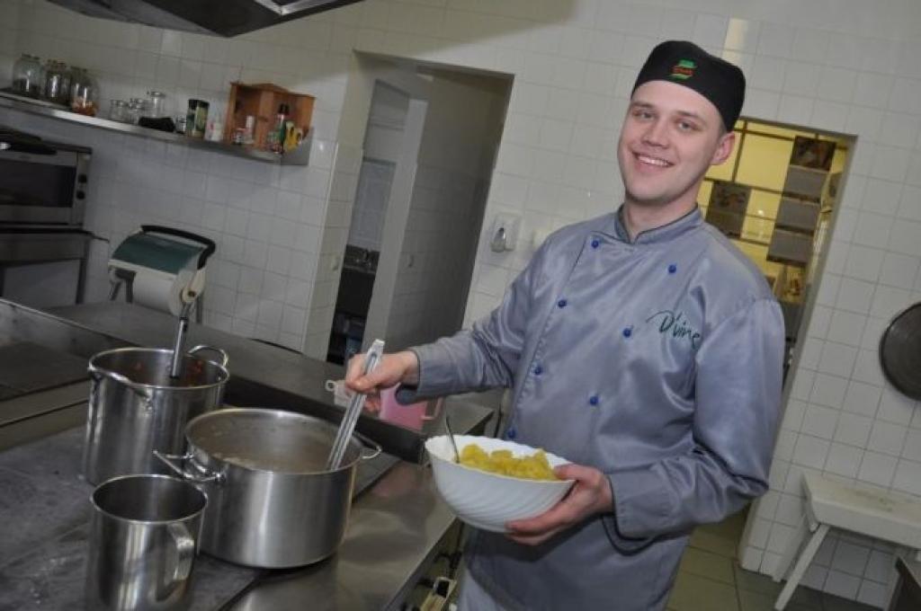 Skolēniem ir iespēja ik dienu ēst pie šefpavāra