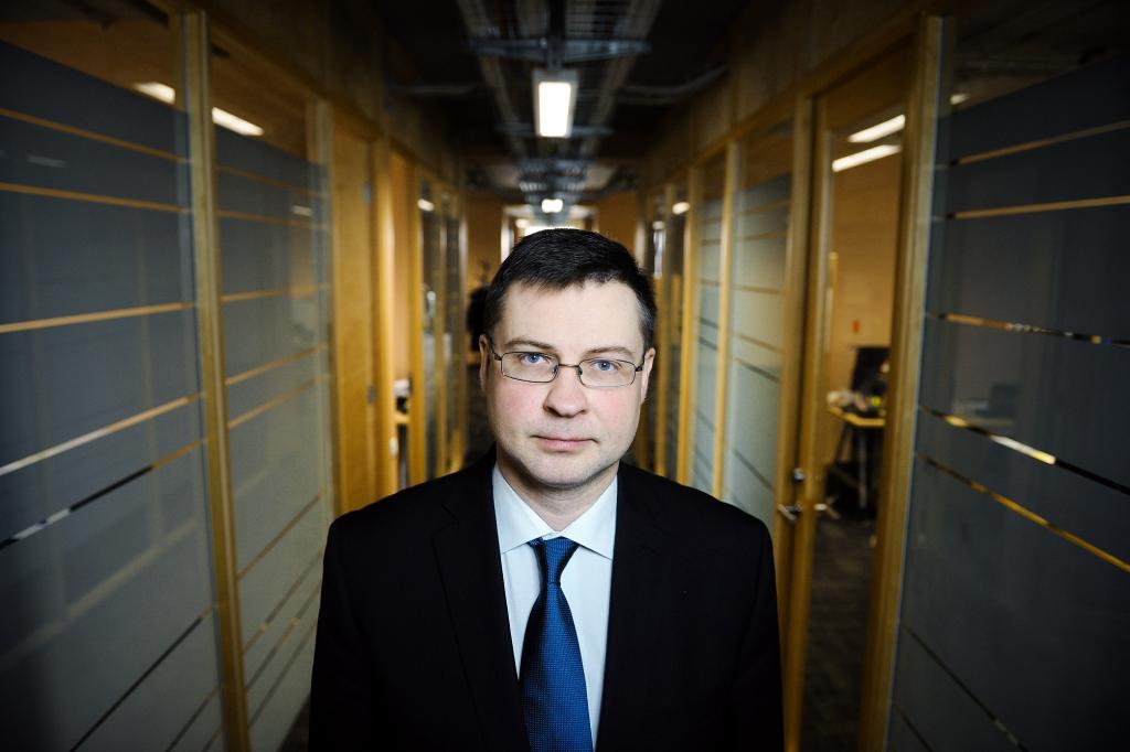 Dombrovskis: Scenāriju par Grieķijas aiziešanu no eirozonas neapspriežam