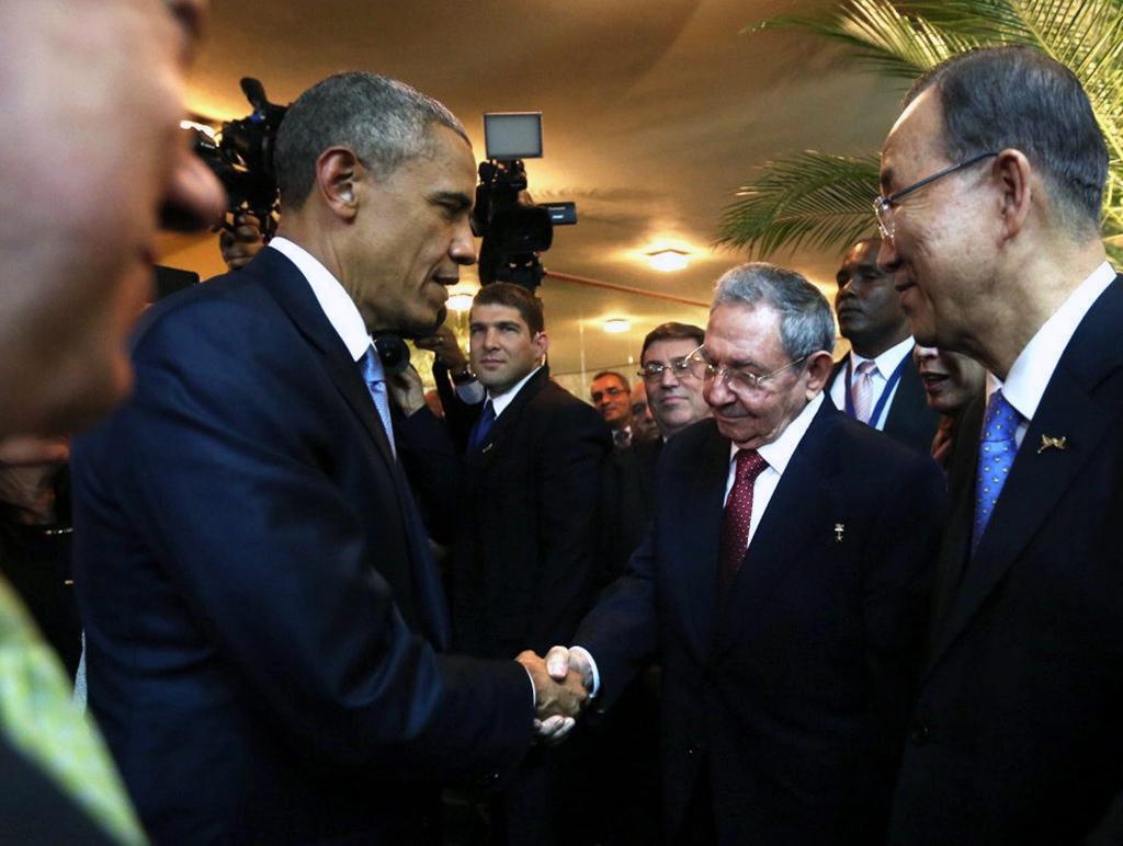 Obama un Kastro sarokojas Ameriku samitā