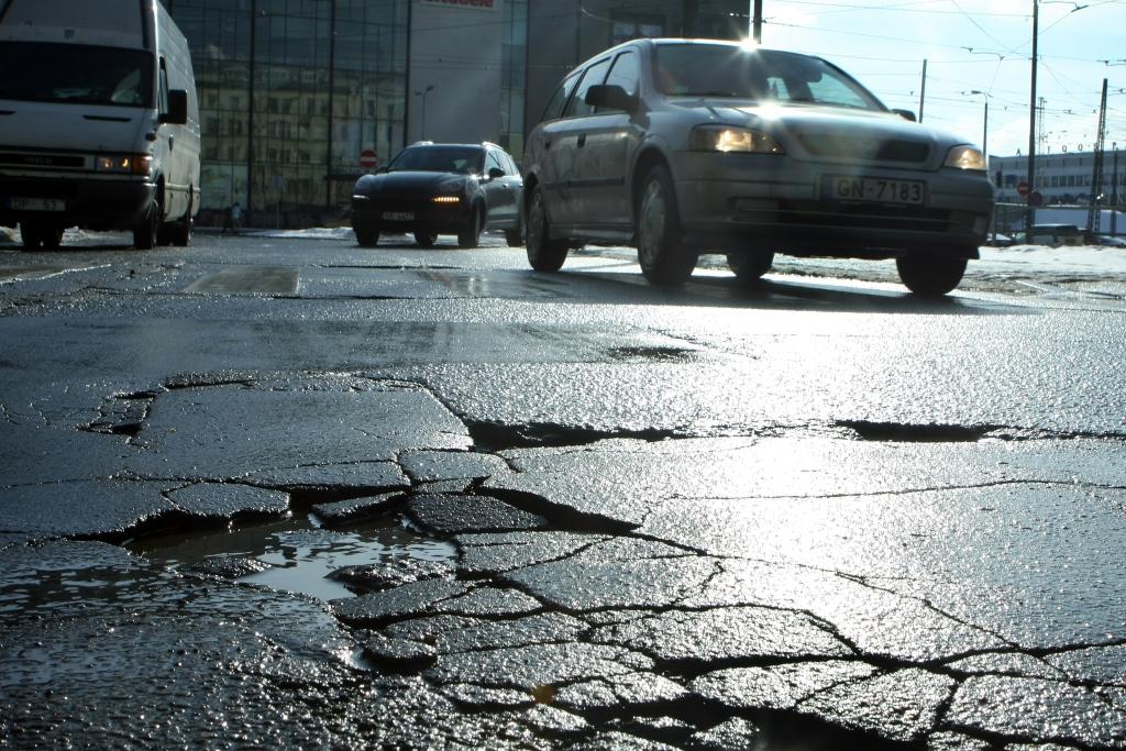 Bedres uz valsts autoceļiem aicina atzīmēt aplikācijā Waze