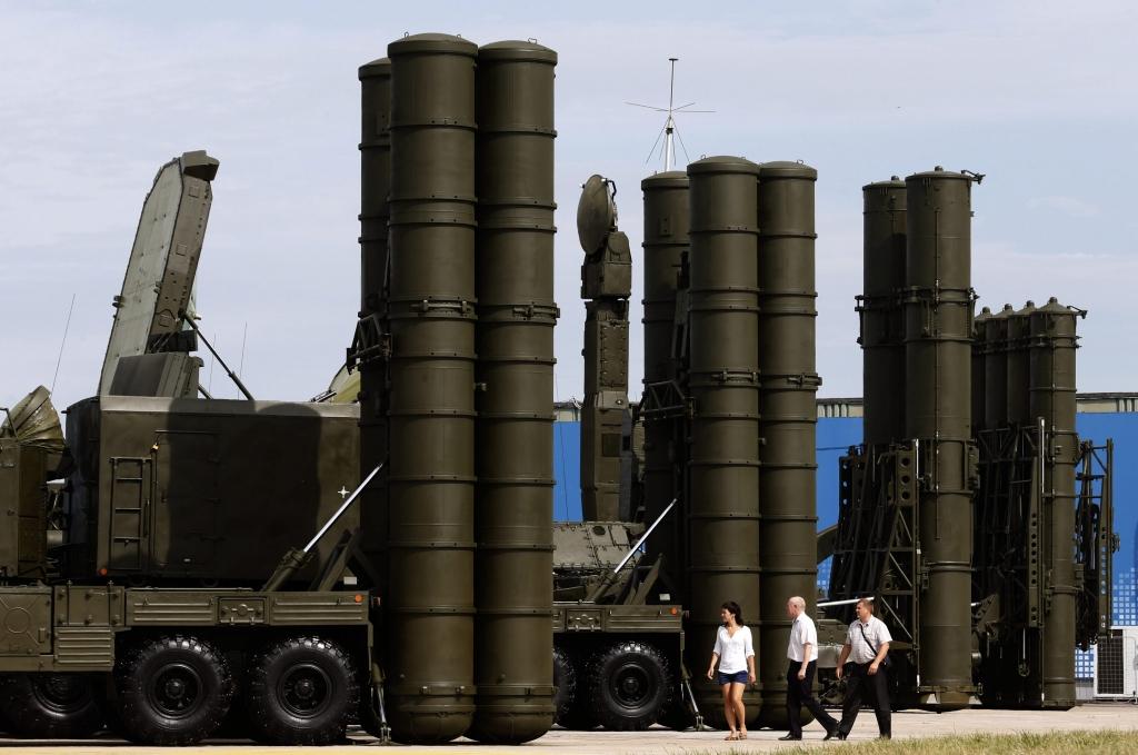 Krievija atceļ aizliegumu pārdot raķetes S-300 Irānai