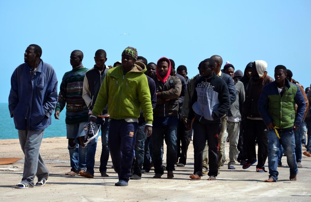 Pie Lībijas krastiem, domājams, noslīkuši aptuveni 400 imigranti