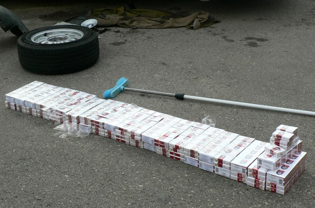 Par 14,5 miljonu cigarešu un 239 litru degvīna kontrabandu aiztur arī muitniekus un robežsargus