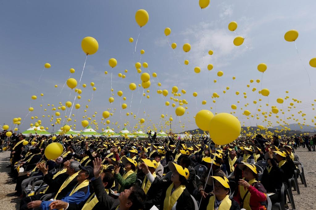 Traģēdijas gadadienā Dienvidkorejas prezidente apsola izcelt prāmja Sewol vraku