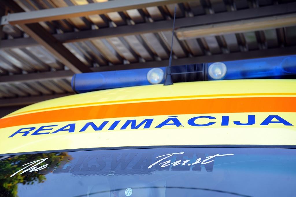 Sieviete ar auto no tilta iebrauc upē un iet bojā