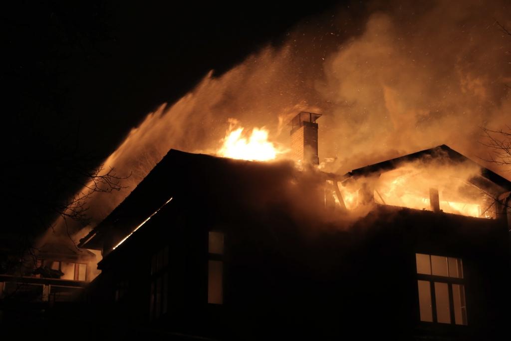 No degošas ēkas Jelgavā naktī izglābti divi cilvēki