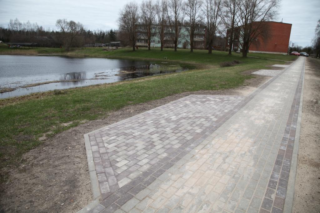 Uzliks trīs jaunus soliņus