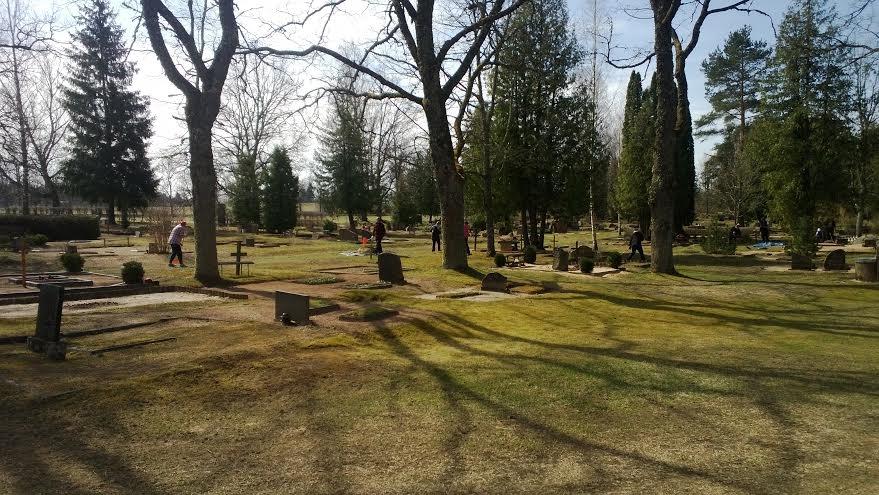 Lielā talka: rancēnieši sakopj kapus