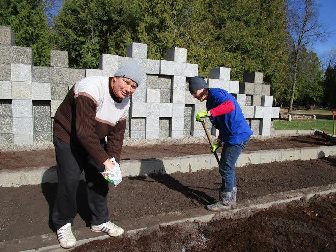 Foto: Gjensidige sakopj Latvijas armijas karavīru piemiņas vietu Litenē