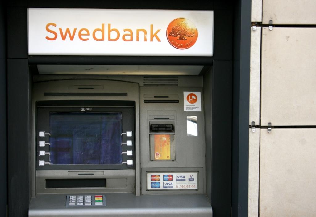 Līdz gada beigām Swedbank uzstādīs 15 bankomātus novados, kuros šobrīd to nav