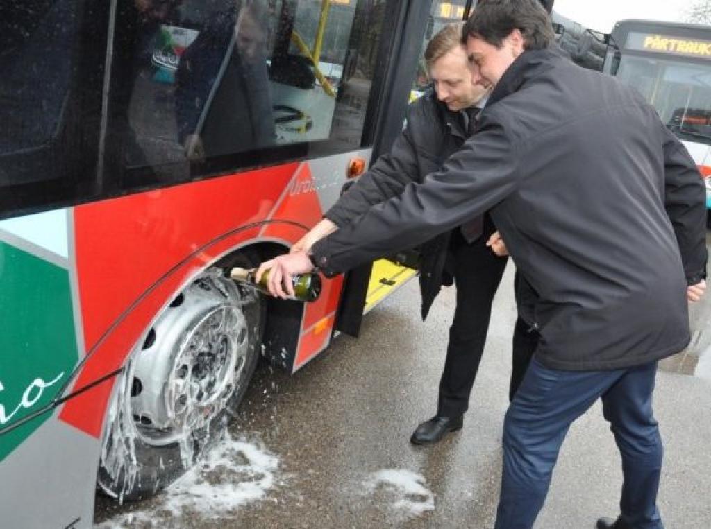 Foto: Liepājā prezentē modernos autobusus