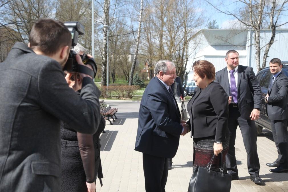 Foto: Ministru prezidente Laimdota Straujuma apmeklē Gulbenes novada valsts ģimnāziju (papildināts)