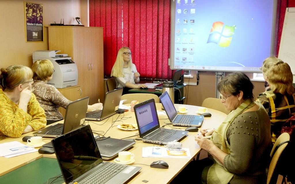 Novērtē senioru izglītošanā ieguldīto darbu