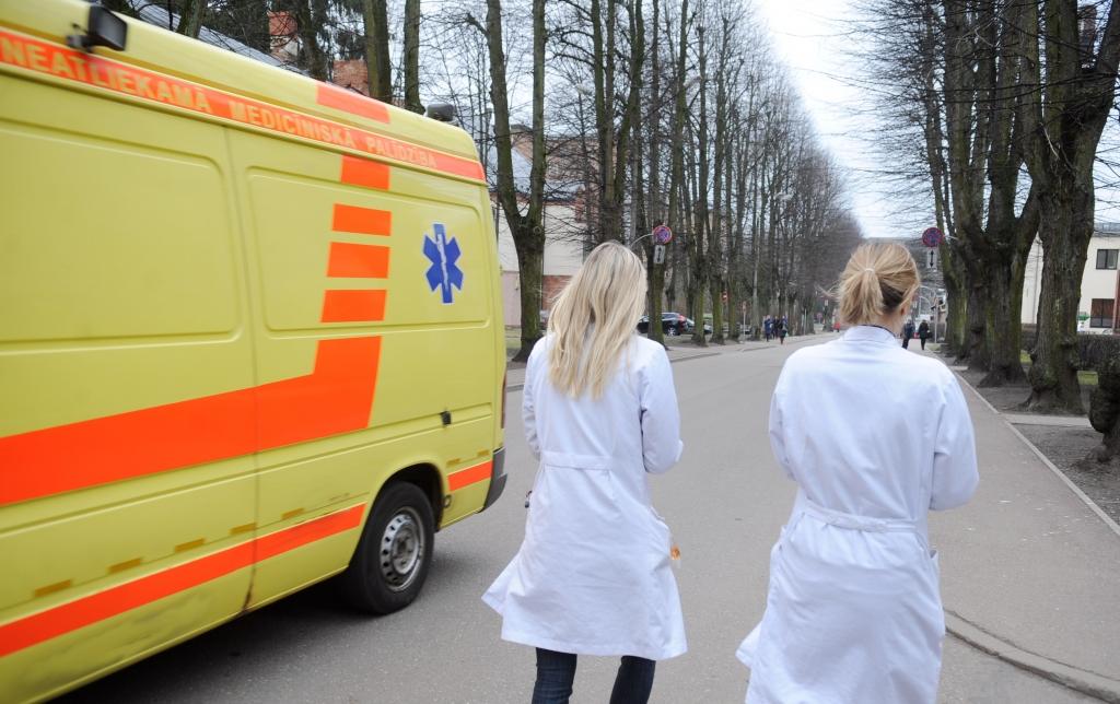 Mediķiem bijis daudz darba: Iepļauj kājā, iecērt rokā, reibumā nokrīt no otrā stāva