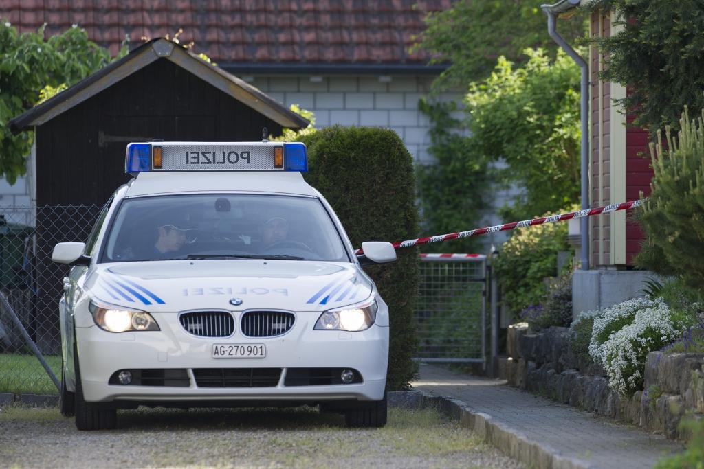 Vīrietis Šveicē nogalina sievas piederīgos un nošaujas pats