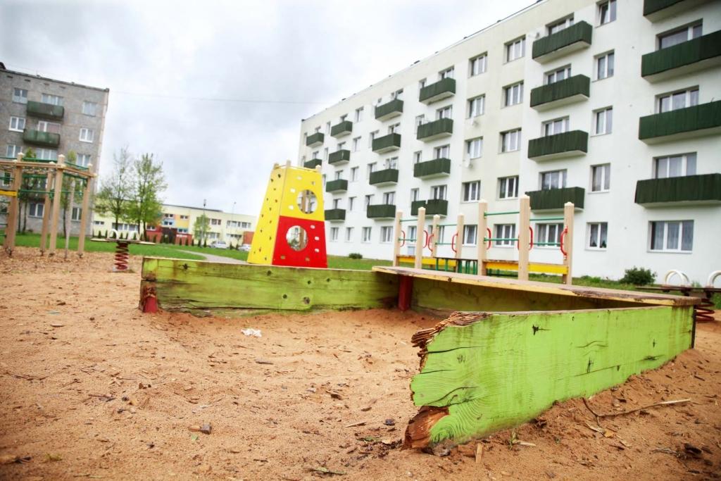 Spēļlaukumā – salauztas šūpoles, smilšu kaste, soliņi