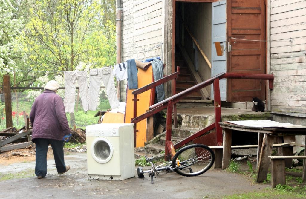 Foto: No pussabrukušā nama Buru ielā izliek dzīvokļu īpašniekus