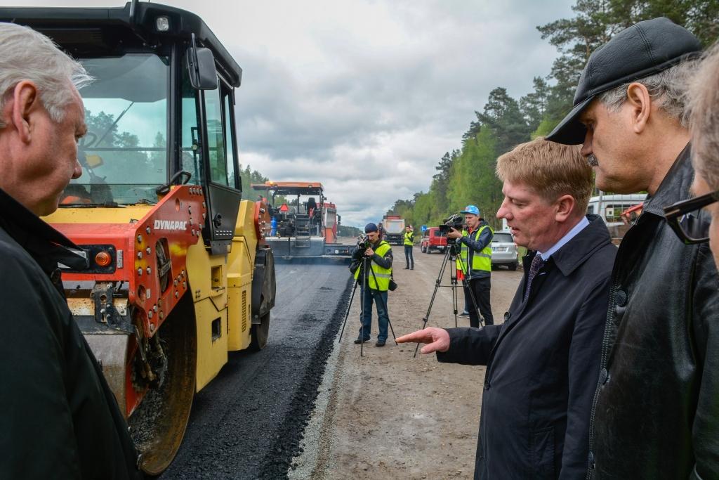 Foto: Satiksmes ministrs pārbauda būvdarbus uz Siguldas šosejas