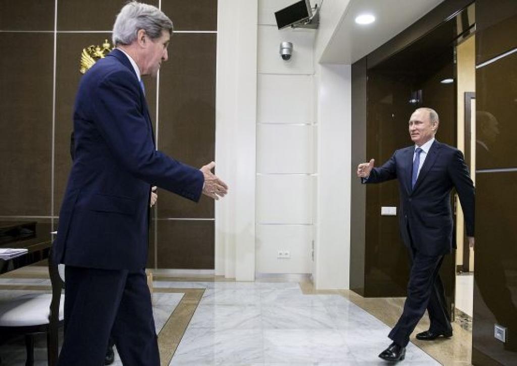 Kritizē Kerija vizīti Sočos - no tās vienīgais ieguvējs esot Putins