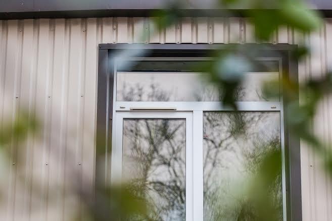 Nomainīs logus pilsētas dzīvojamajās mājās