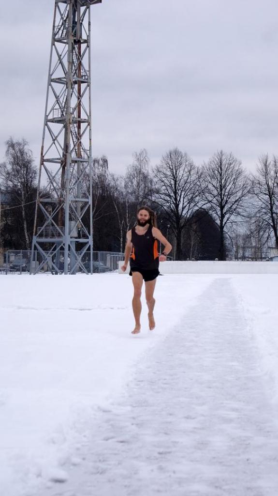 Apstiprina Latvijas skrējēja sasniegto Ginesa rekordu 5km distancē basām kājām pa sniegu