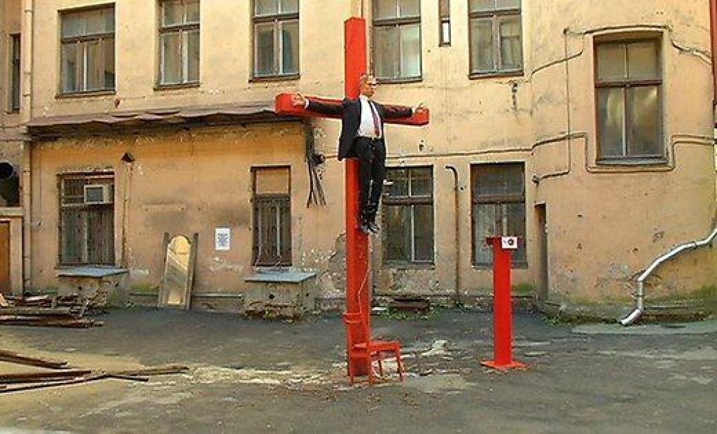 Mākslinieka iecere bija krustā sists biznesmenis - saskatīts Putins; izstādi pārtrauc