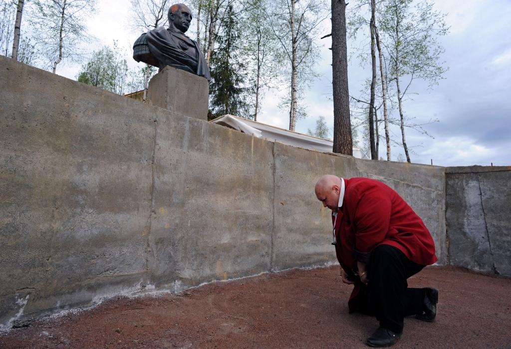Krievijā atklāts piemineklis, kurā Putins attēlots kā Romas imperators