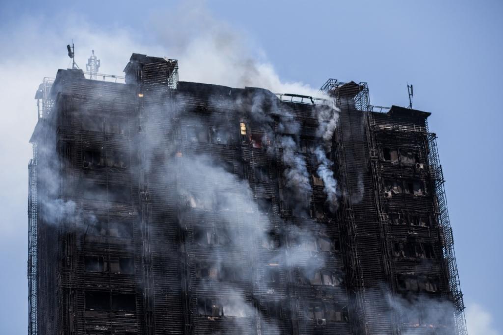 Nekvalitatīva apšuvuma dēļ 16 stāvu namā Baku izceļas traģisks ugunsgrēks