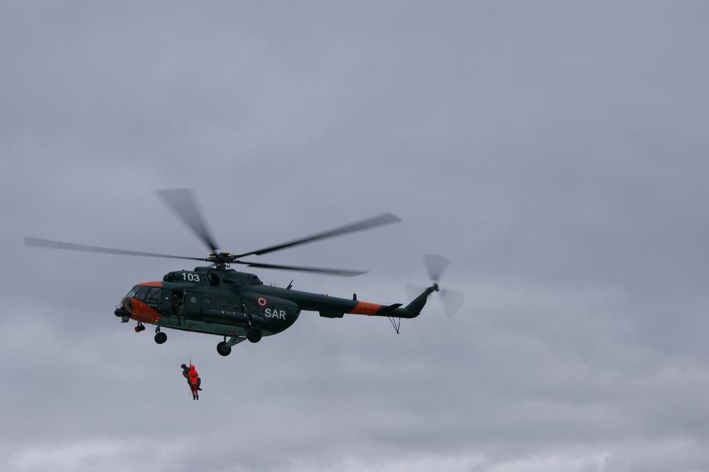 Smagi cietušu vīrieti uz Rīgu transportē NBS helikopterā