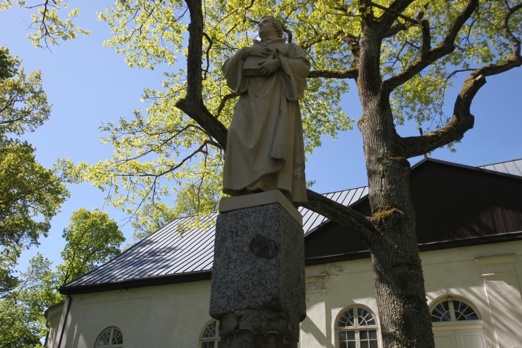 Turpina  labiekārtot  baznīcas apkārtni