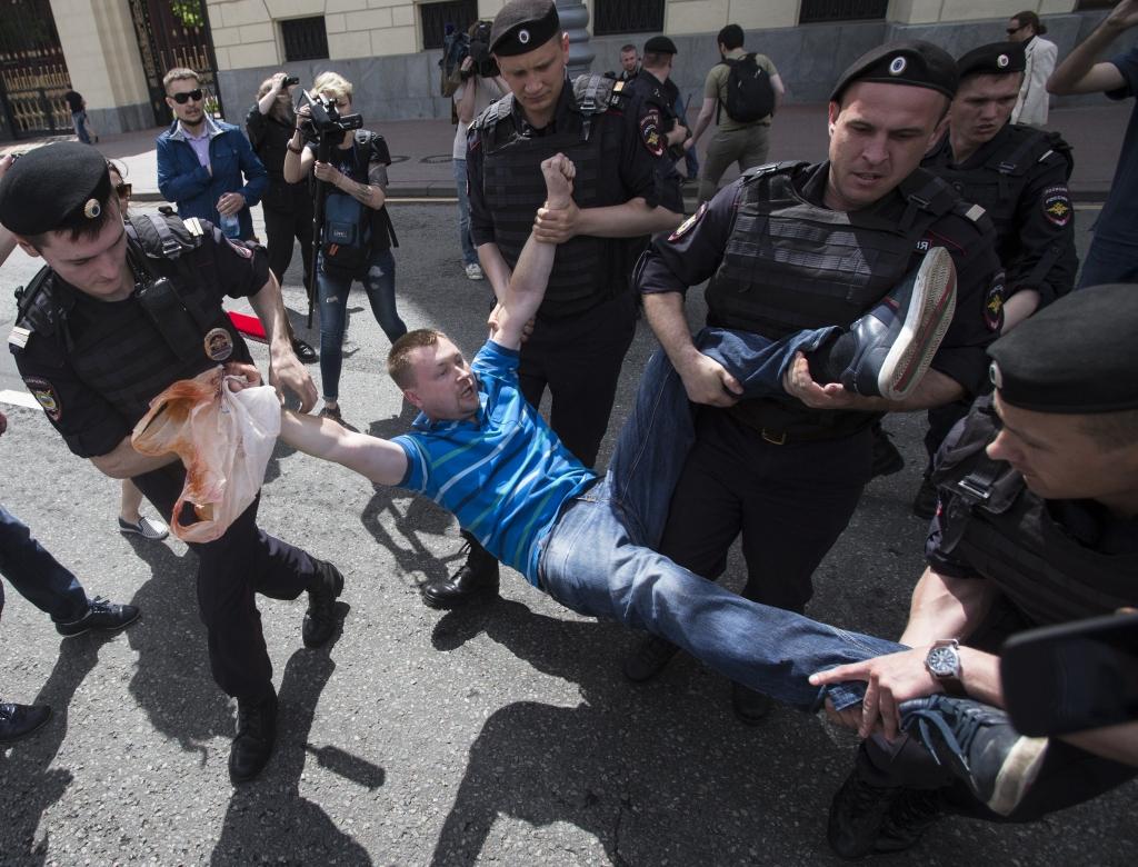 Krievijas policija arestē geju tiesību aktīvistus