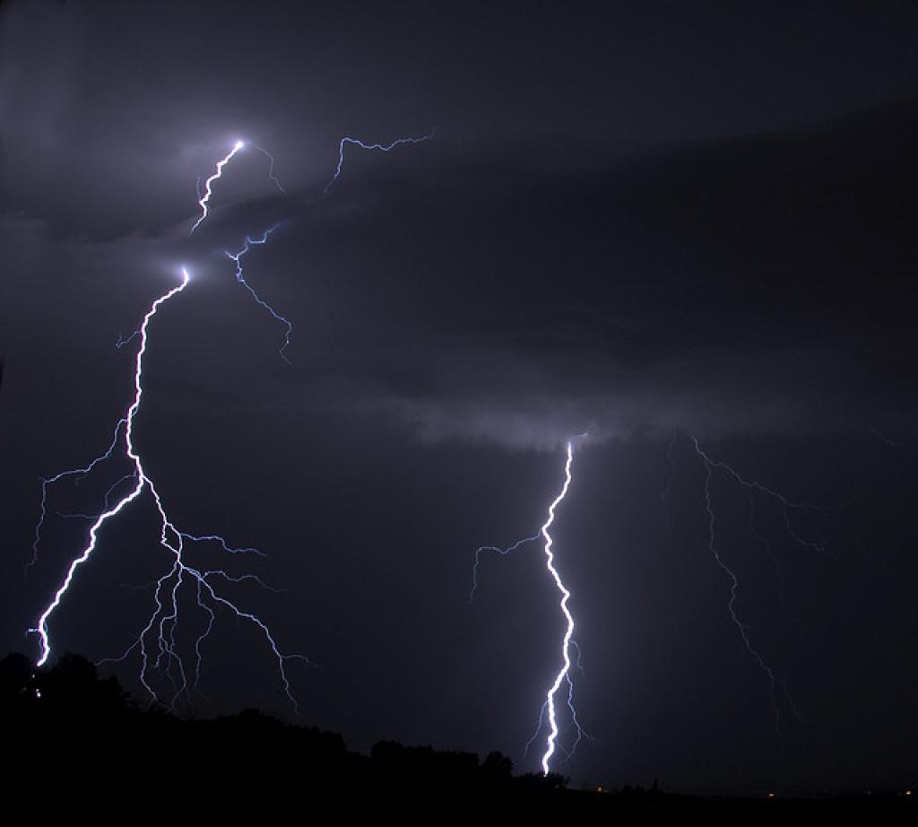 Divi Latvijas valstspiederīgie Krētā cietuši no zibens spēriena