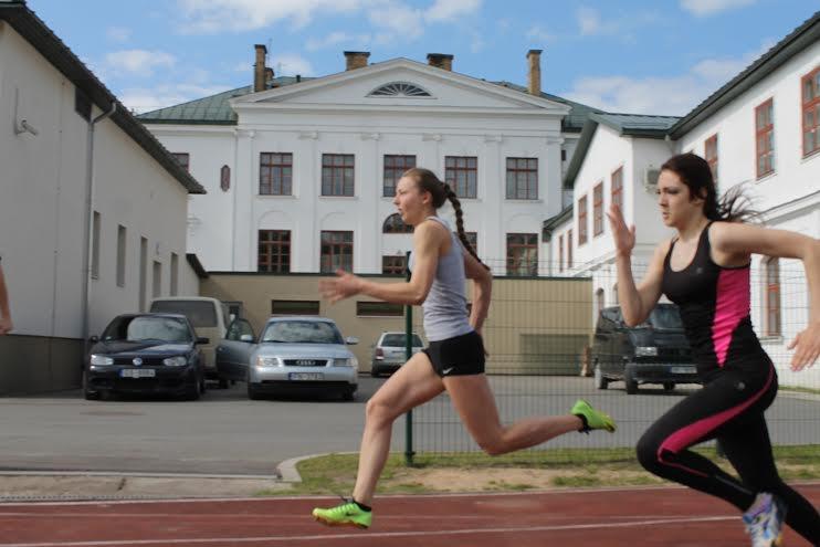 Vieglatlētika: sacenšas desmit disciplīnās