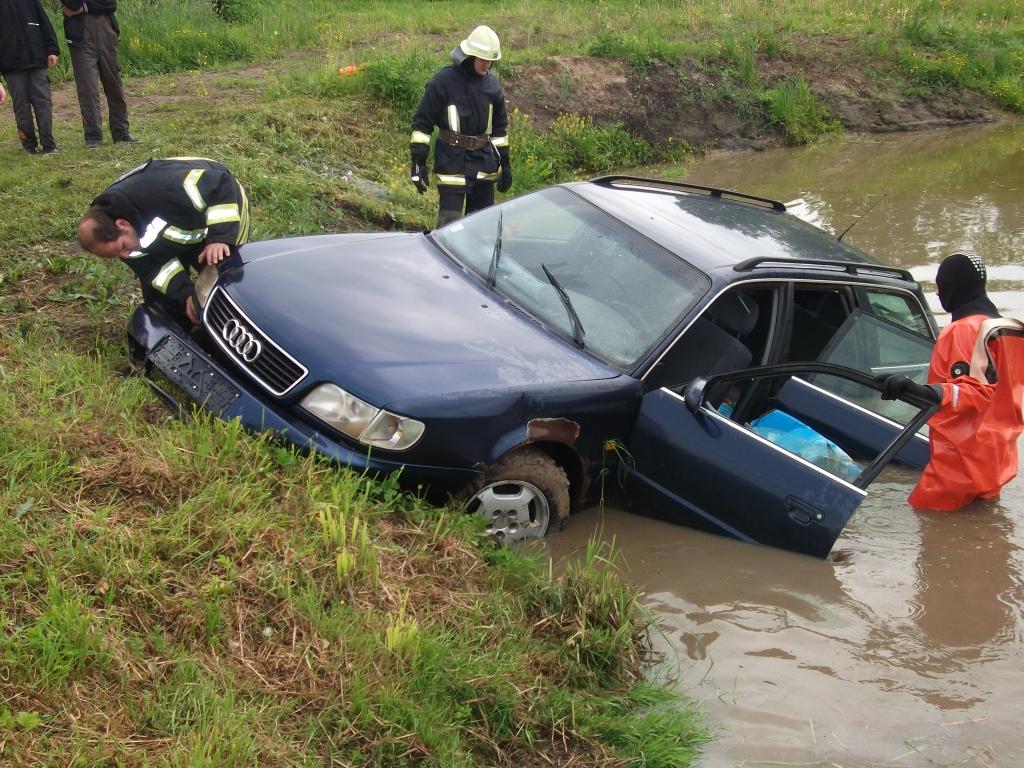 Ar auto ielido dīķī