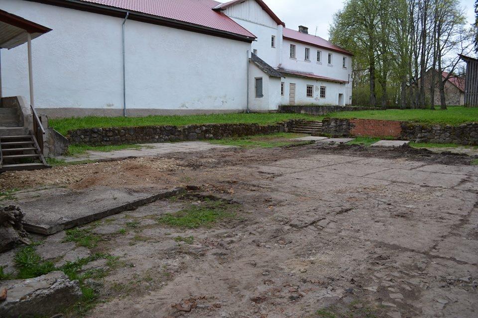 Lizuma kultūras nama iekšpagalmā šovasar varēs gan zaļumballes rīkot, gan teātri spēlēt! 
