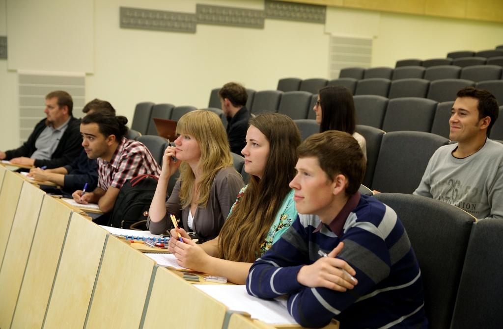 Vai augstskolas cels studiju maksu?
