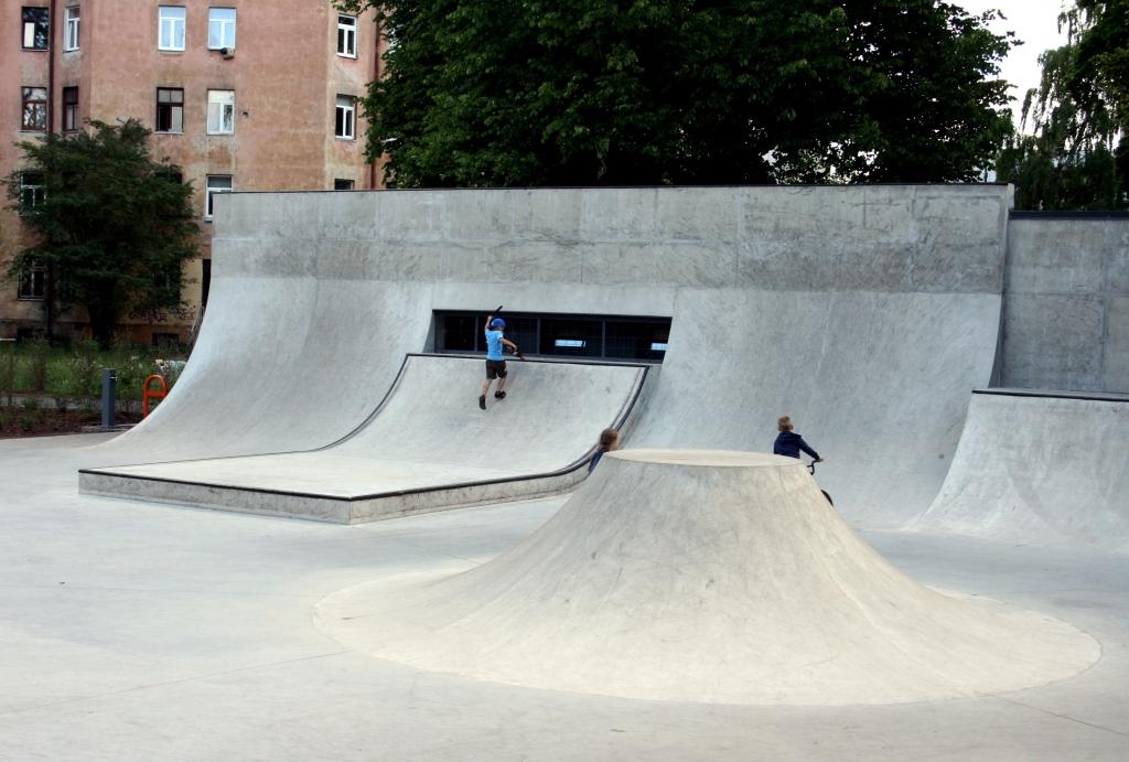 FOTO: Atjaunotajā Miera dārzā izbūvēts lielākais skeitparks Latvijā