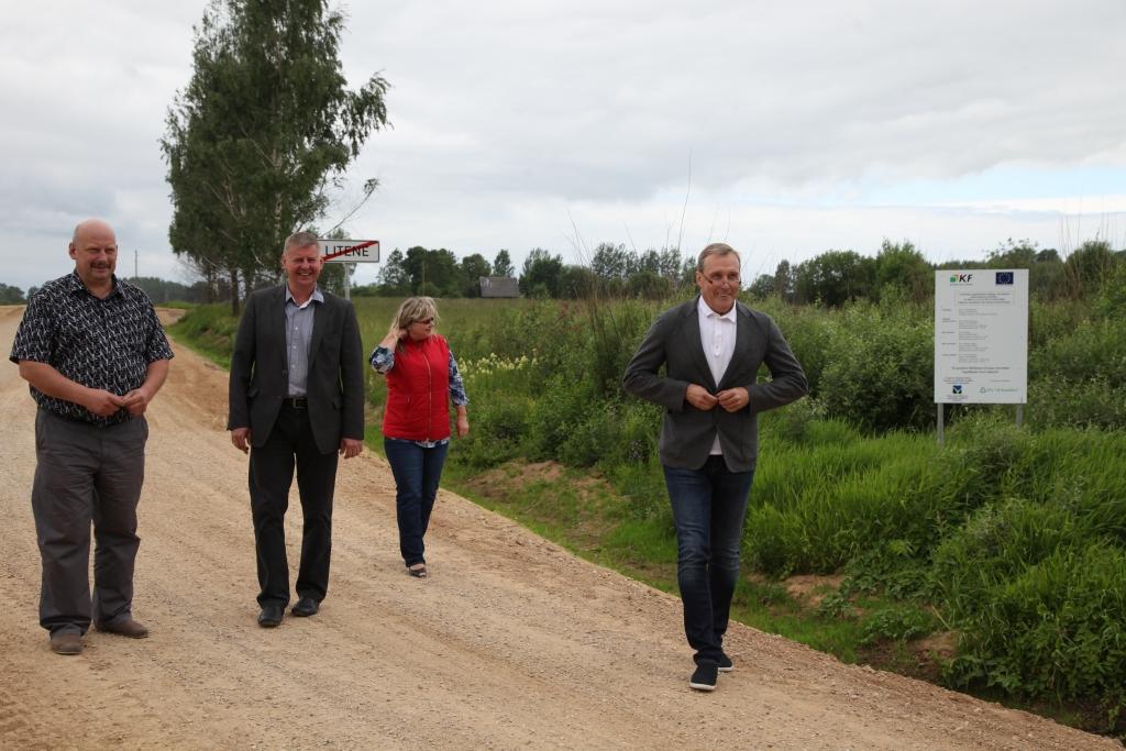 Sakārto apmēram kilometru garu ceļa posmu