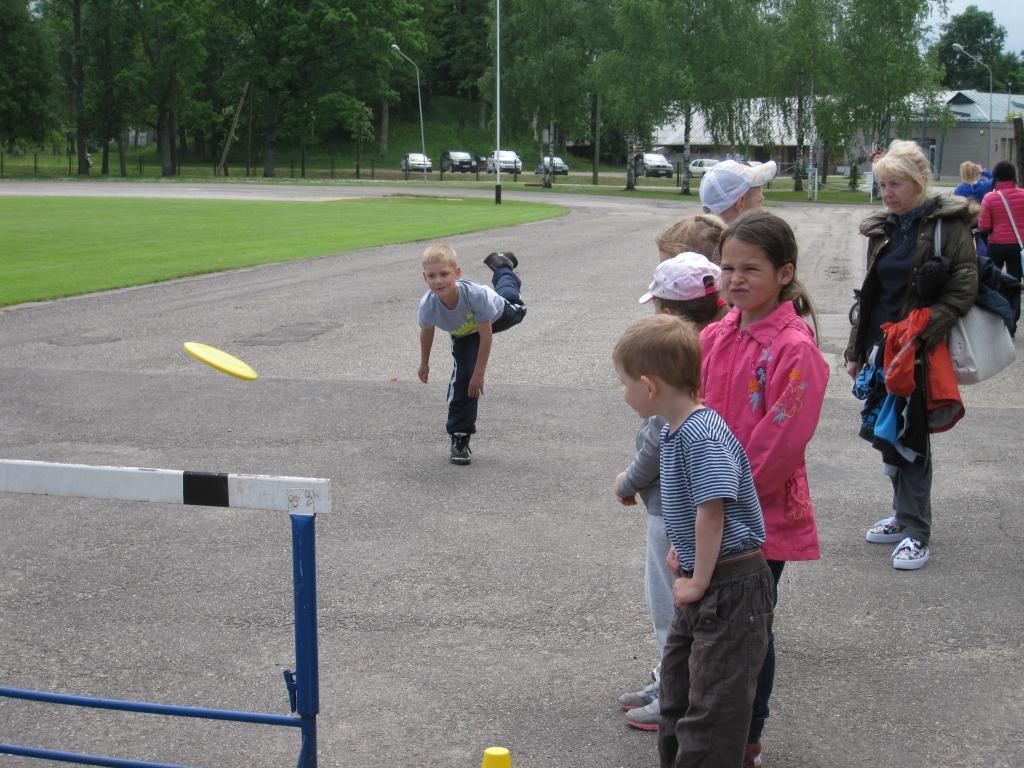 Bērni sportiski atpūšas