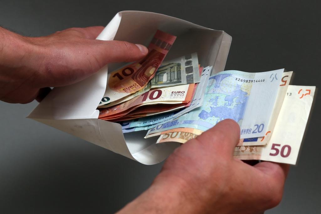 Nodokļu maksātāji ar «aplokšņu» algu risku saņems brīdinājumu EDS